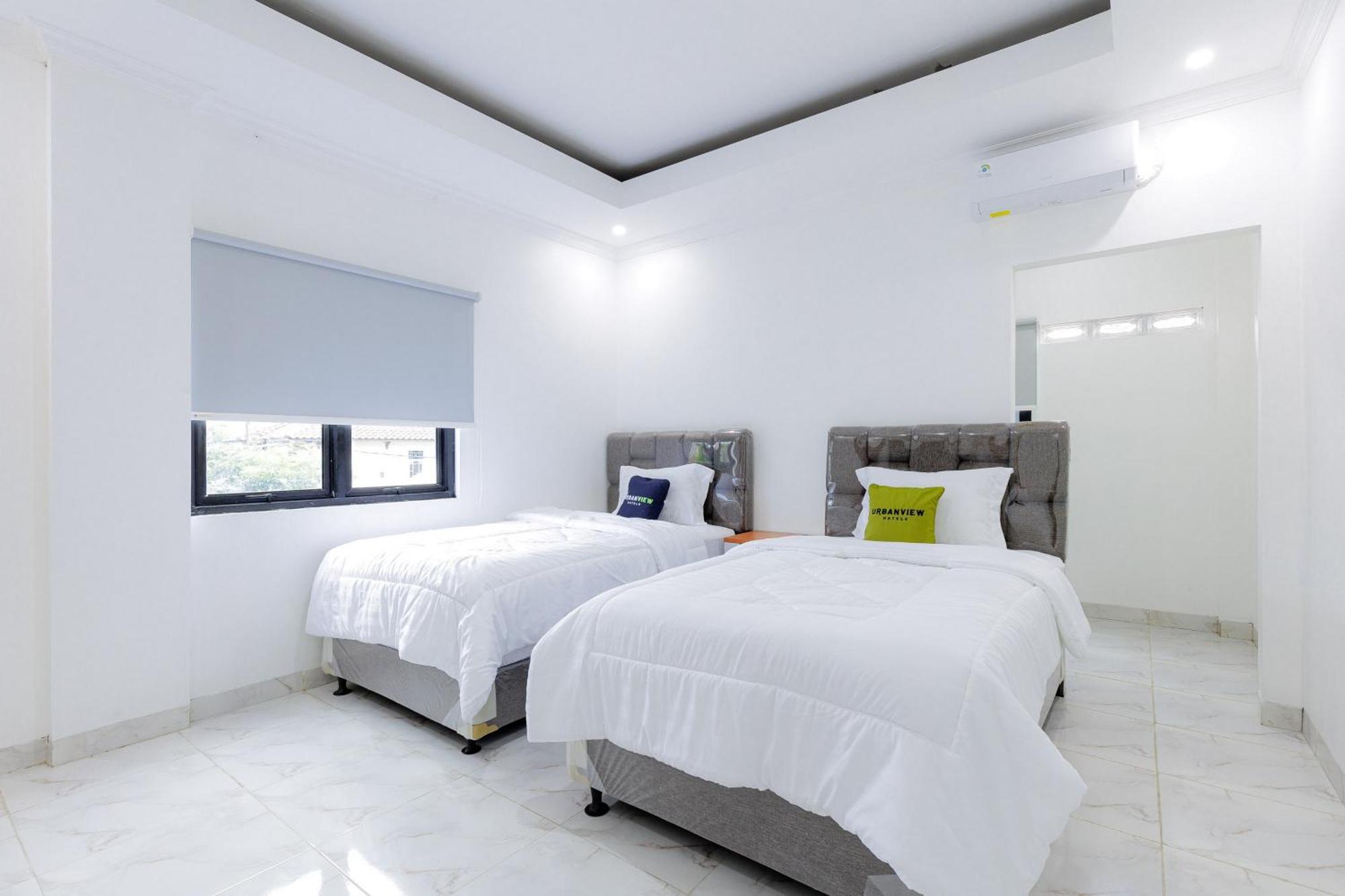 Urbanview Hotel Amira Syariah Bogor Pamoyanan Exterior foto