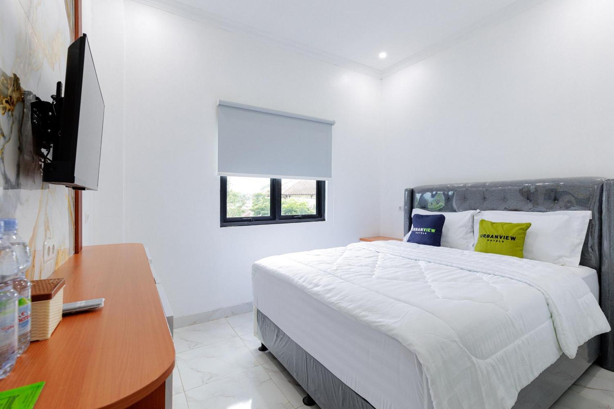 Urbanview Hotel Amira Syariah Bogor Pamoyanan Exterior foto