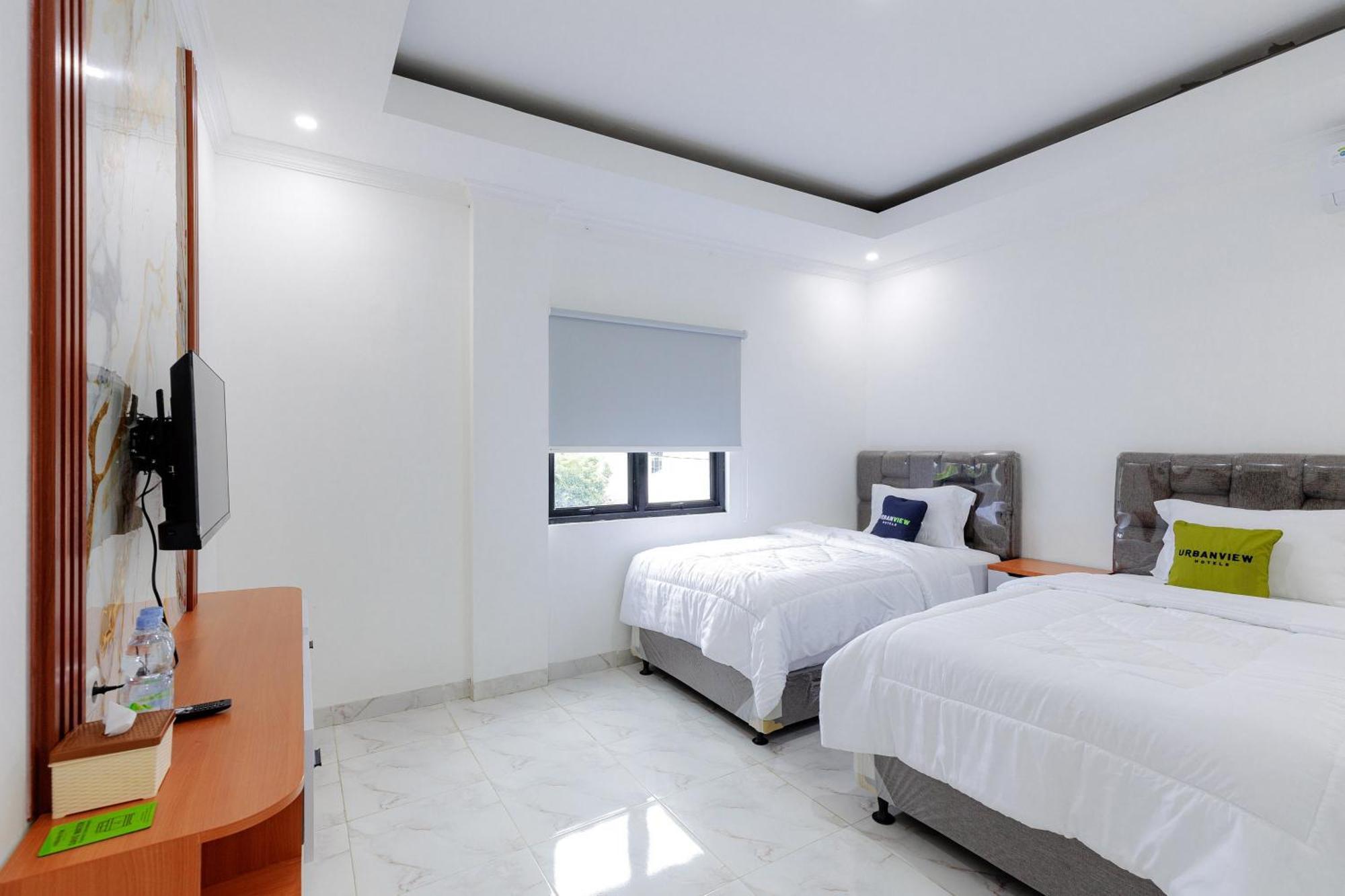Urbanview Hotel Amira Syariah Bogor Pamoyanan Exterior foto