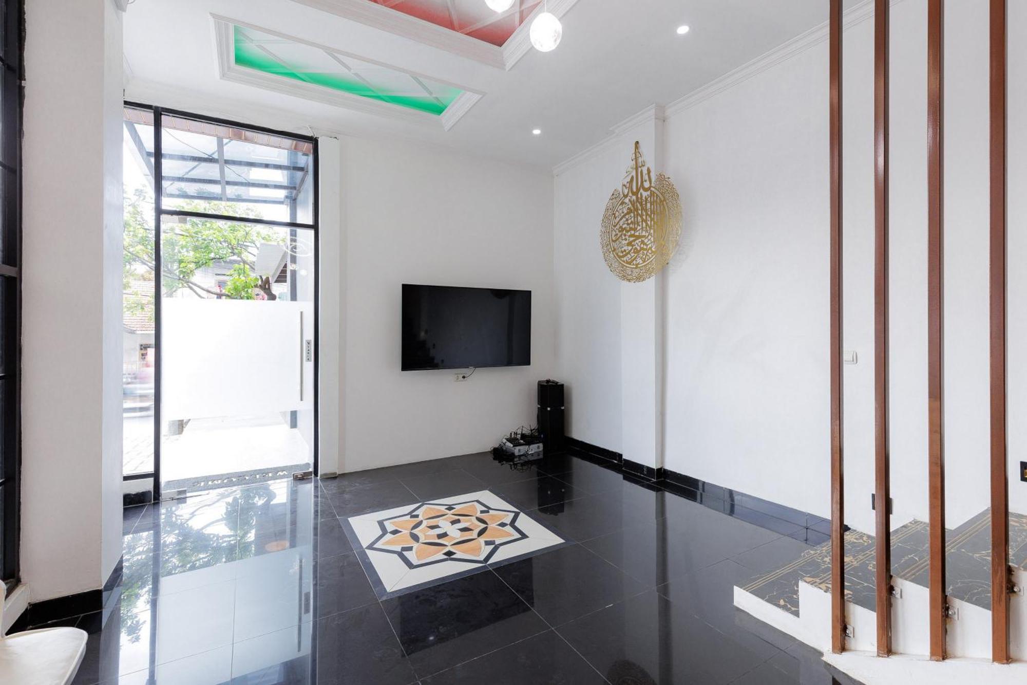Urbanview Hotel Amira Syariah Bogor Pamoyanan Exterior foto